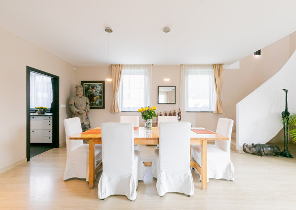 PRAKTICKÝ 5izb-rod.dom s bazénom v obľúbenej časti Malaciek.