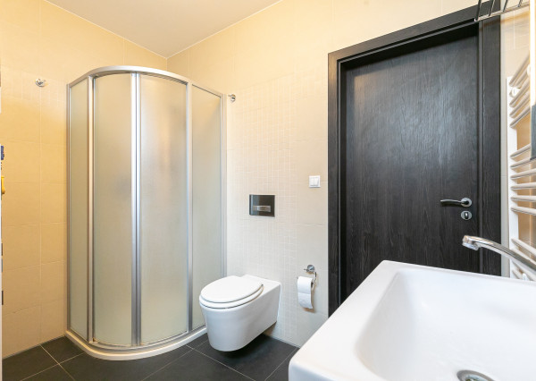 PRAKTICKÝ 5izb-rod.dom s bazénom v obľúbenej časti Malaciek.