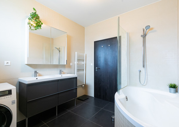 PRAKTICKÝ 5izb-rod.dom s bazénom v obľúbenej časti Malaciek.