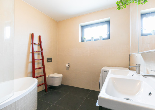 PRAKTICKÝ 5izb-rod.dom s bazénom v obľúbenej časti Malaciek.