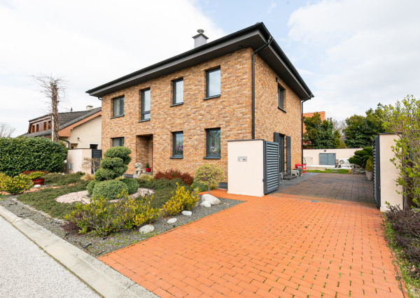 PRAKTICKÝ 5izb-rod.dom s bazénom v obľúbenej časti Malaciek.