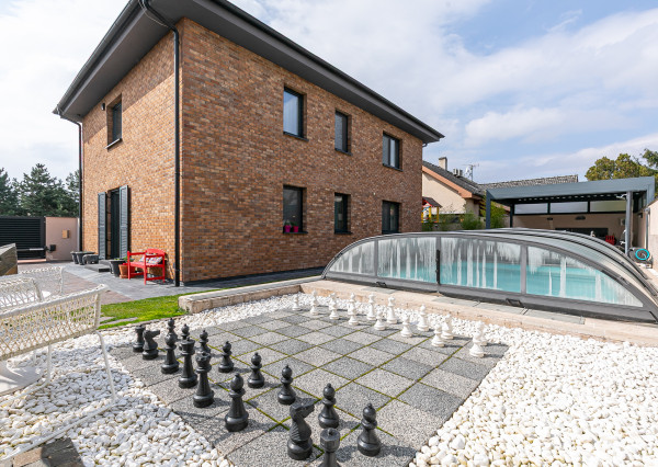 PRAKTICKÝ 5izb-rod.dom s bazénom v obľúbenej časti Malaciek.