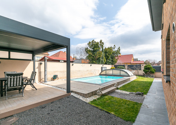 PRAKTICKÝ 5izb-rod.dom s bazénom v obľúbenej časti Malaciek.