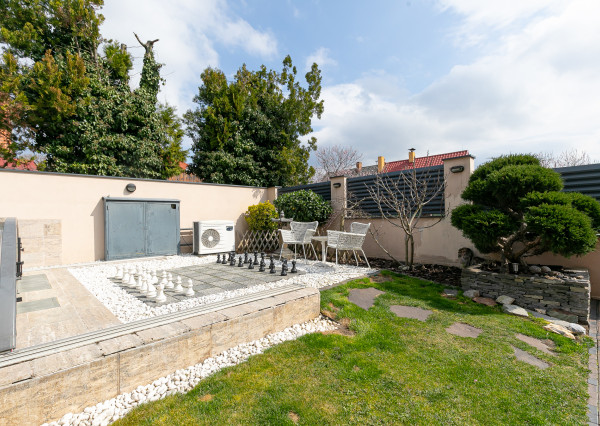 PRAKTICKÝ 5izb-rod.dom s bazénom v obľúbenej časti Malaciek.