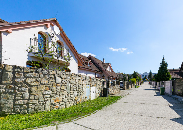 PREDANÉ-rod.dom s krásnym pozemkom v TOP tichej lokalite.