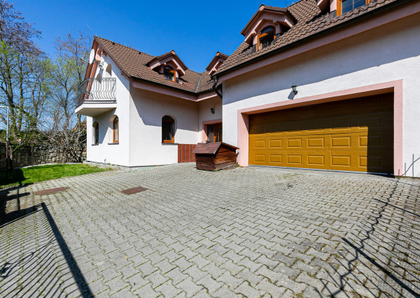 PREDANÉ-rod.dom s krásnym pozemkom v TOP tichej lokalite.