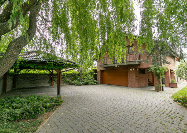 PREDANÉ - 6 izb.rodinný dom s bazénom, TOP záhradou-ZB.