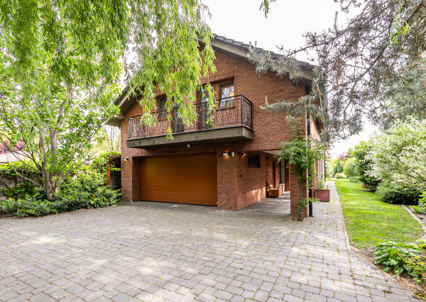 PREDANÉ - 6 izb.rodinný dom s bazénom, TOP záhradou-ZB.