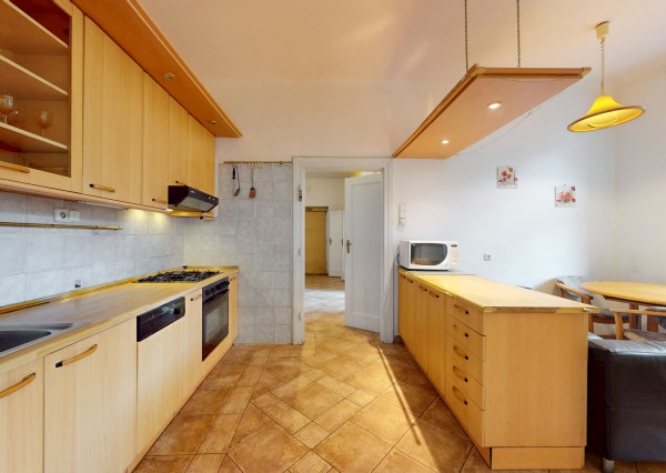 Veľký 3,5-izbový byt pri parku na Kmeťovom námestí, BA I