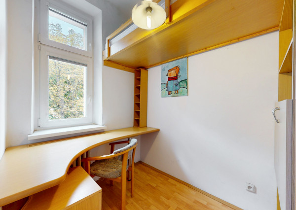 Veľký 3,5-izbový byt pri parku na Kmeťovom námestí, BA I