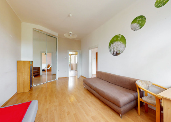 Veľký 3,5-izbový byt pri parku na Kmeťovom námestí, BA I