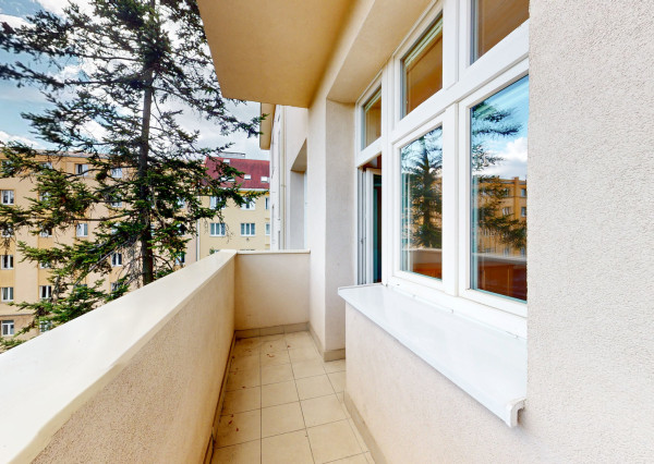 Veľký 3,5-izbový byt pri parku na Kmeťovom námestí, BA I