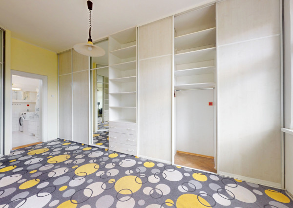 Veľký 3,5-izbový byt pri parku na Kmeťovom námestí, BA I