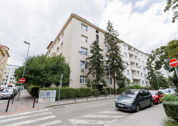 Veľký 3,5-izbový byt pri parku na Kmeťovom námestí, BA I