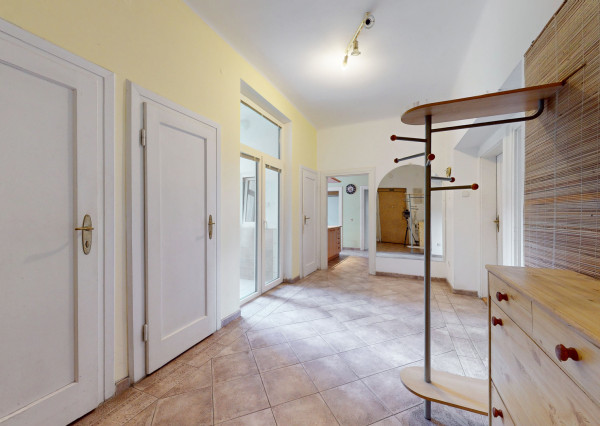 Veľký 3,5-izbový byt pri parku na Kmeťovom námestí, BA I