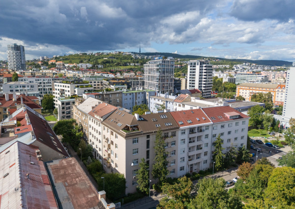 Veľký 3,5-izbový byt pri parku na Kmeťovom námestí, BA I