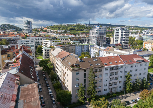 Veľký 3,5-izbový byt pri parku na Kmeťovom námestí, BA I