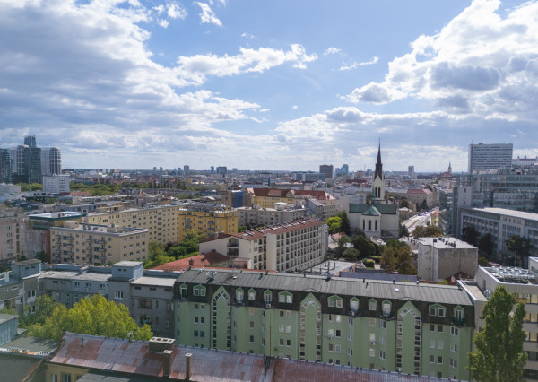 Veľký 3,5-izbový byt pri parku na Kmeťovom námestí, BA I