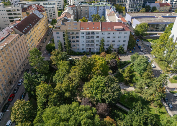 Veľký 3,5-izbový byt pri parku na Kmeťovom námestí, BA I