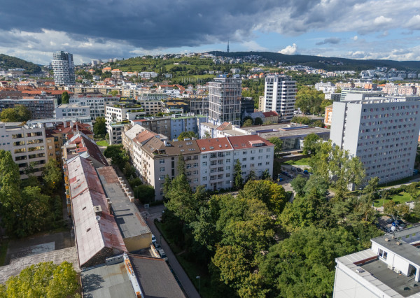 Veľký 3,5-izbový byt pri parku na Kmeťovom námestí, BA I