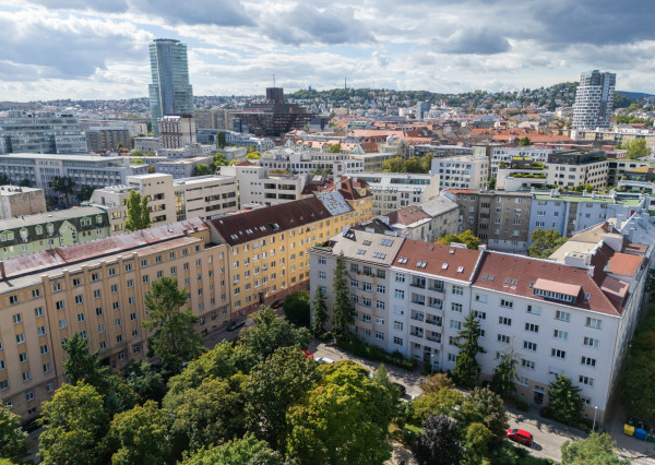 Veľký 3,5-izbový byt pri parku na Kmeťovom námestí, BA I