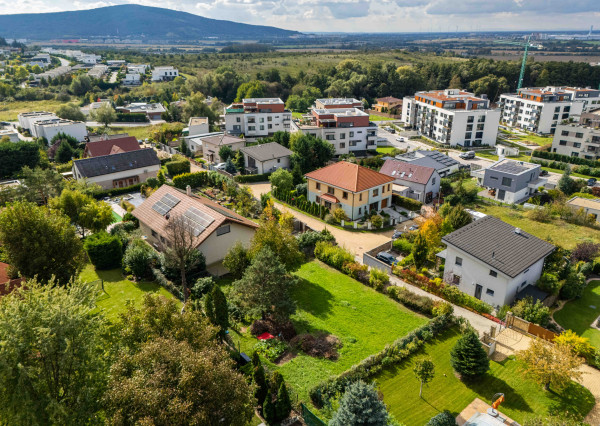 PREDANÉ, STAVEBNÝ POZEMOK 683m2 v tichej časti ZB.