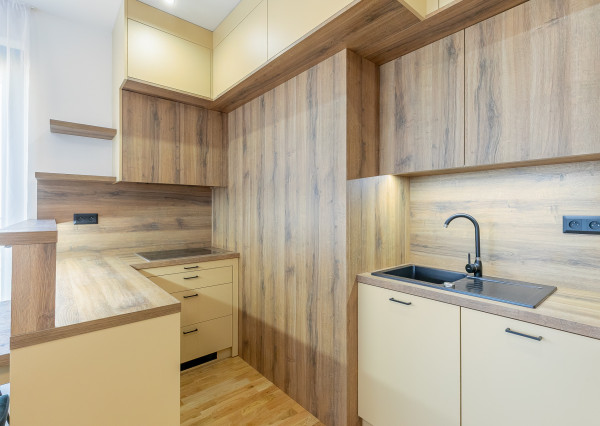 Úplne NOVÝ zariadený 3 izb.byt METROPOLIS + parking, pivnica.