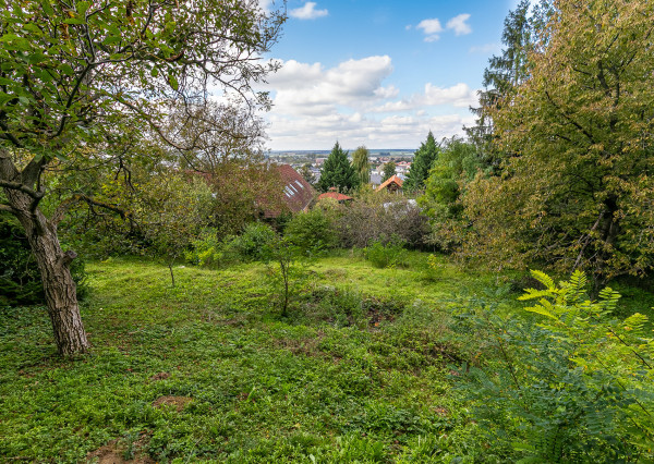 STAVEBNÝ POZEMOK 966m2 v slepej ul.Nevská-pod Strmým vŕškom.