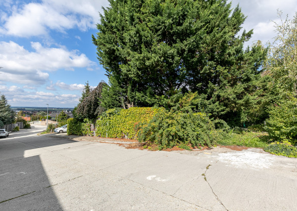 STAVEBNÝ POZEMOK 966m2 v slepej ul.Nevská-pod Strmým vŕškom.