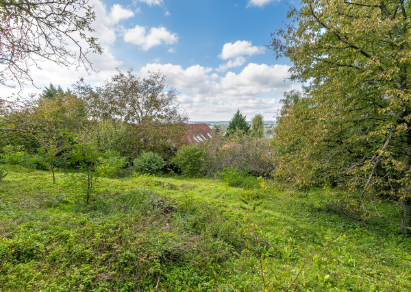 STAVEBNÝ POZEMOK 966m2 v slepej ul.Nevská-pod Strmým vŕškom.