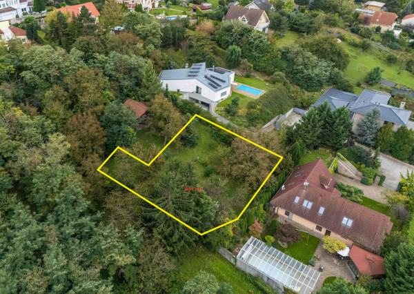 STAVEBNÝ POZEMOK 966m2 v slepej ul.Nevská-pod Strmým vŕškom.