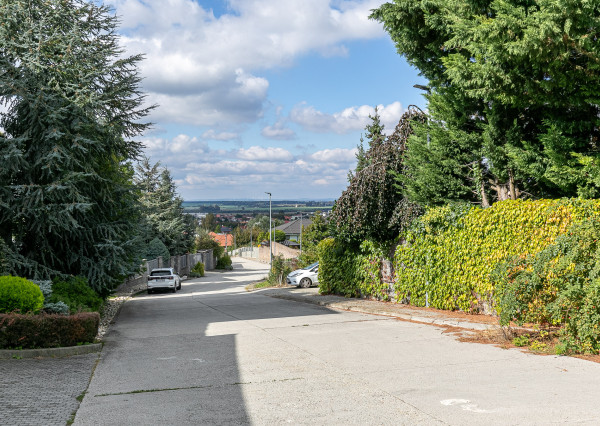 STAVEBNÝ POZEMOK 966m2 v slepej ul.Nevská-pod Strmým vŕškom.