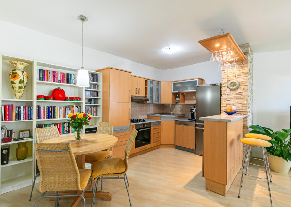 PRIESTRANNÝ 3 izb.byt, garáž, klimatizácia v TOP časti BA IV