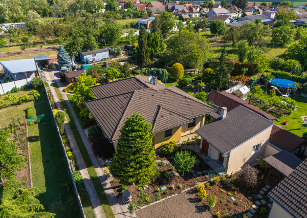 Rodinný dom, kde záhrada vytvára vlastný svet – Veľký Biel