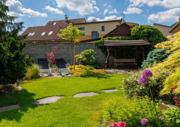 Rodinný dom, kde záhrada vytvára vlastný svet – Veľký Biel