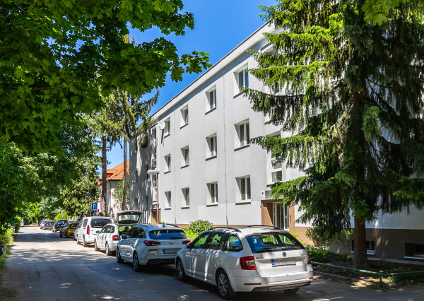 3 izb.byt v TEHLOVOM BYTOVOM DOME so ZÁHRADKOU v tichej lokalite.
