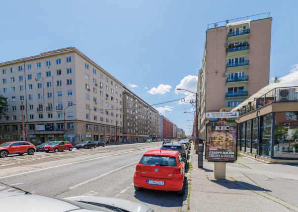 Svetlý byt v STEIN 2 s balkónom a výhľadom, Bluemntálska