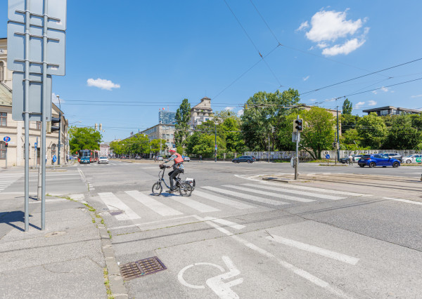 Svetlý byt v STEIN 2 s balkónom a výhľadom, Bluemntálska