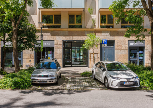 Svetlý byt v STEIN 2 s balkónom a výhľadom, Bluemntálska