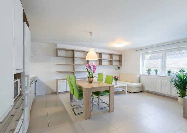 Bývanie v rodinnom dome - 3 izb.byt, vlastný dvor, parking.