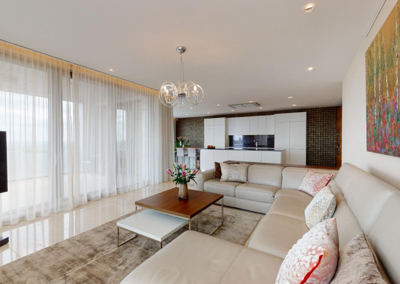 Prenajaté: BONAPARTE -HRADNÝ VRCH, 3 izb.byt 158 m2 + terasa 18 m2 + parking.