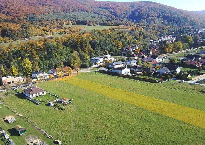 PREDANÉ - Predaj stavebného pozemku 3888 m2 v tichej a pokojnej časti Borinky.
