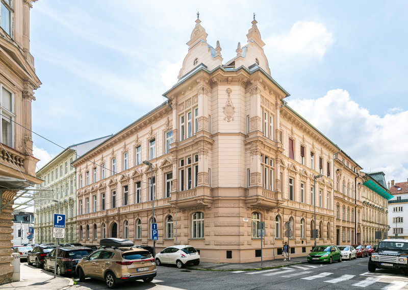 PREDANÉ -2 izb. byt 84 m2 v HISTORICKEJ budove s DVOROM.