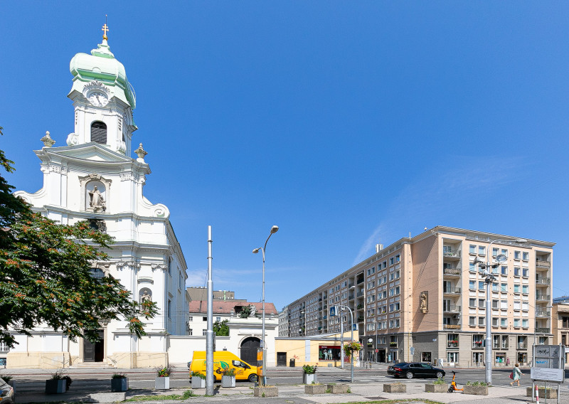 PREDANÉ: Ul.HOLLÉHO-2 izb. byt s klimatizáciou,pivnicou.