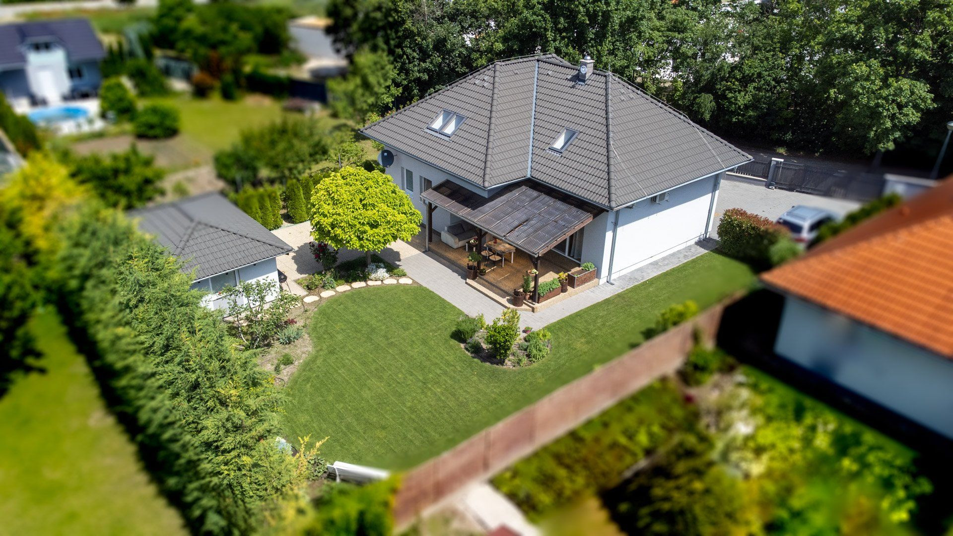 Výmerou nadštandardný rodinný dom, udržiavaná záhrada