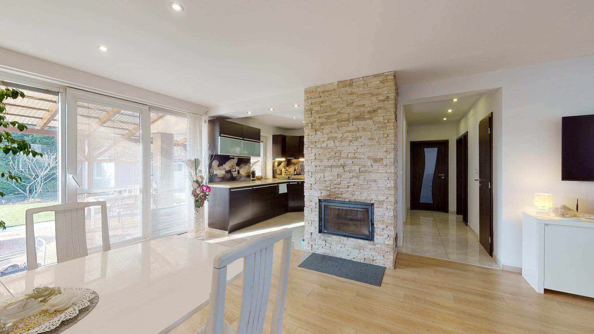 Výmerou nadštandardný rodinný dom, udržiavaná záhrada