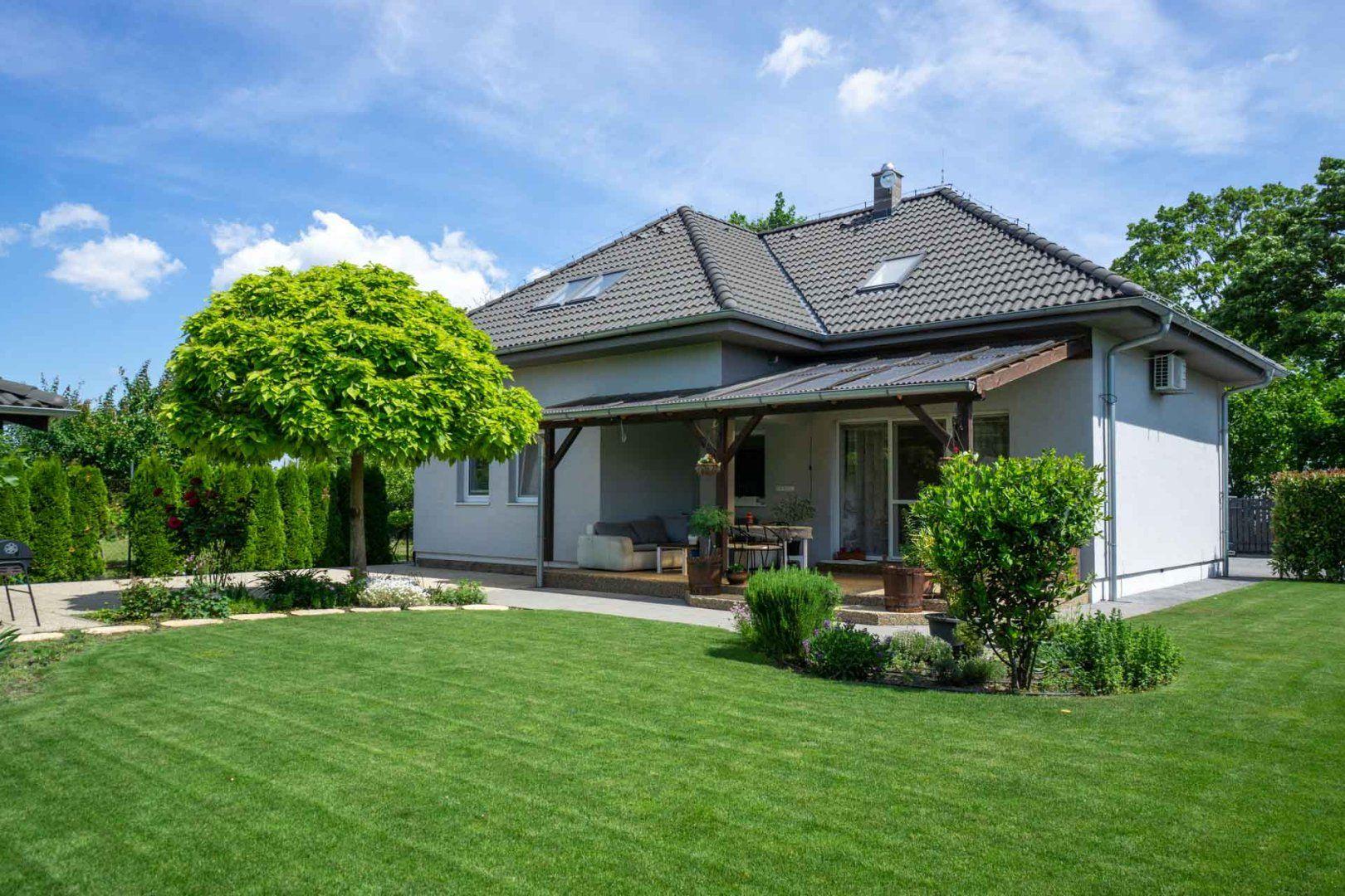 Výmerou nadštandardný rodinný dom, udržiavaná záhrada