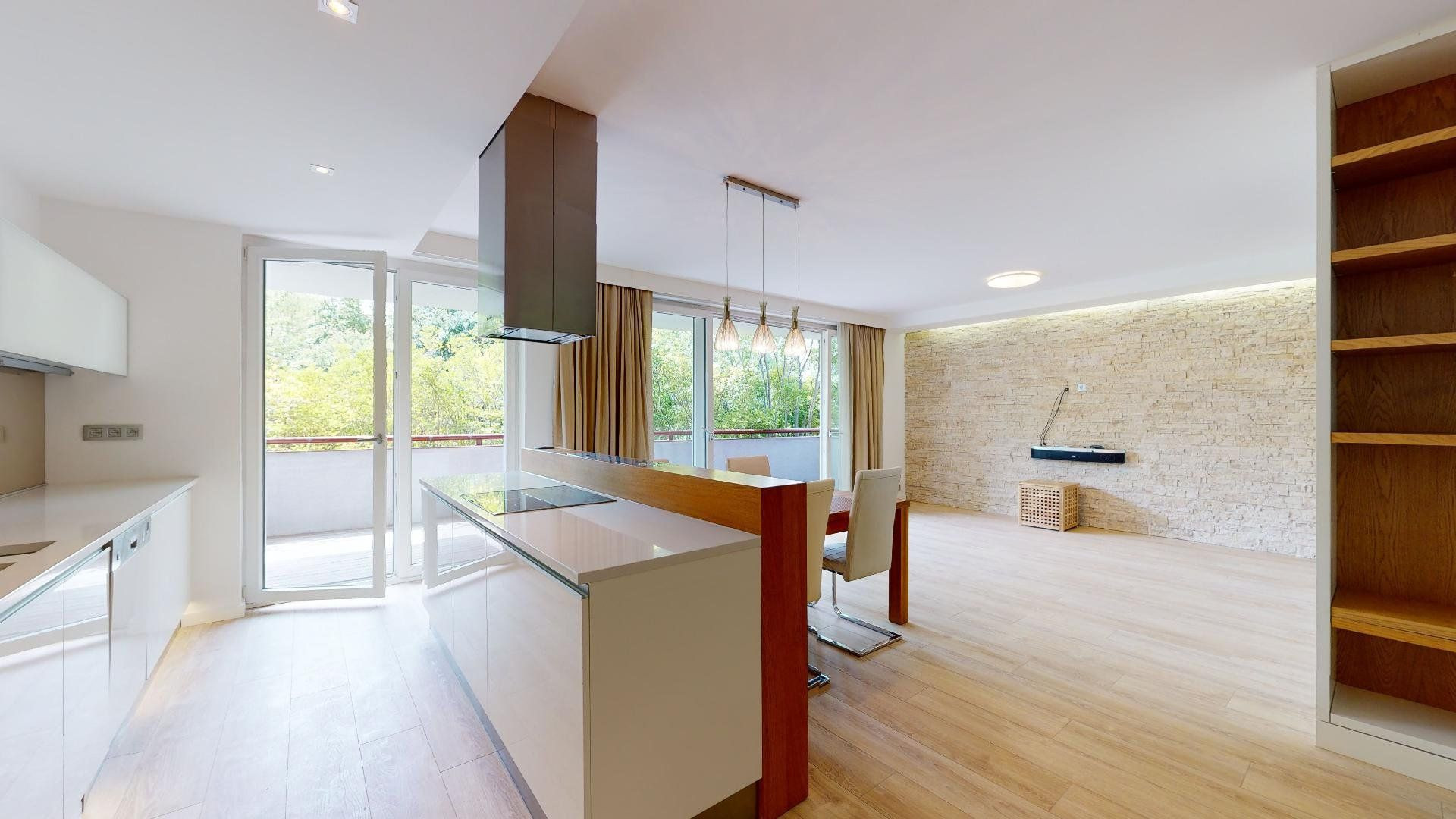 PRENAJATÉ: HRADNÝ VRCH, ul. Drotárska - 4 izb. byt 122m2 + logia 14m2 + parking.