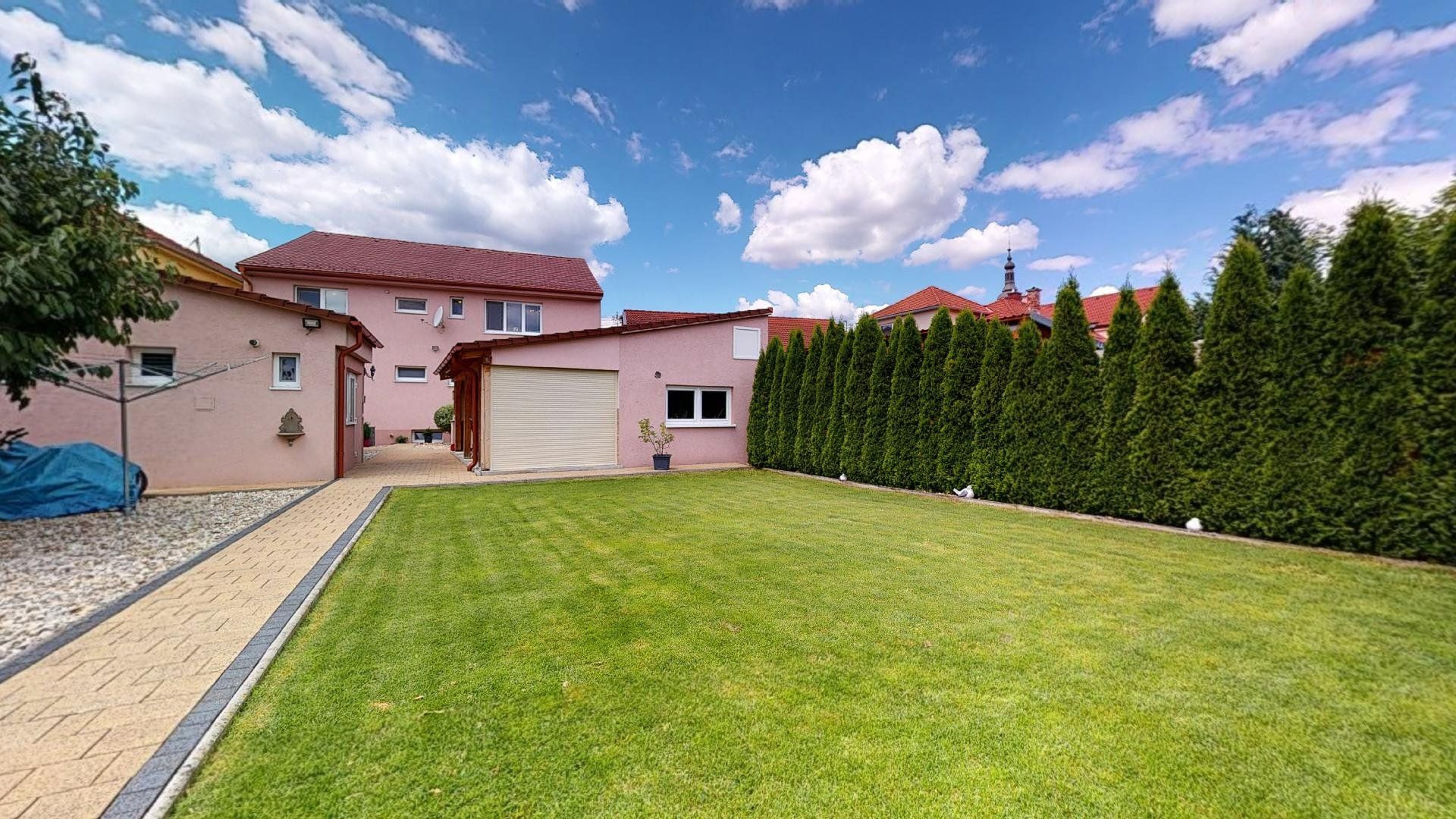 PREDANÉ -V blízkosti Stupavského parku 7 izbový rodinný dom, pozemok 634 m2, 3 garáž. STUPAVA