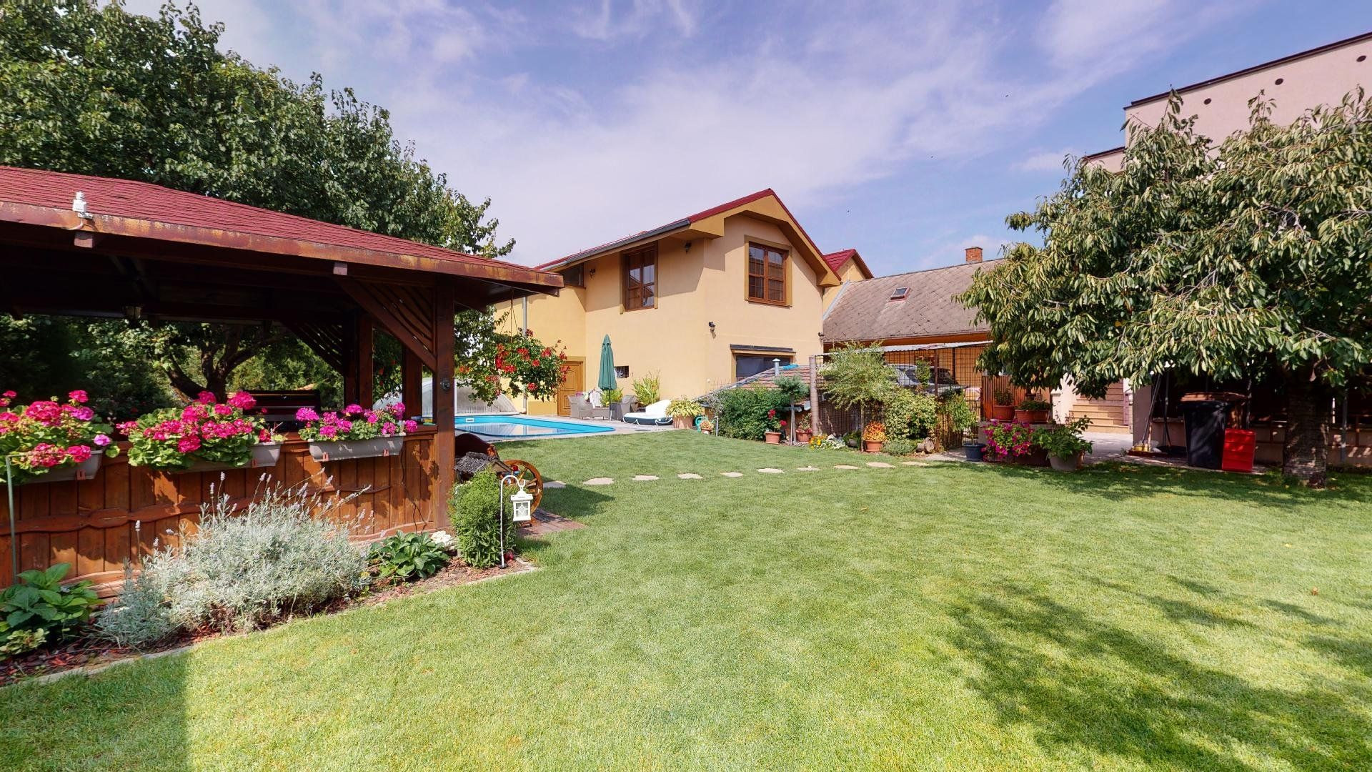 PREDANÉ -rod.dom s pozemkom 908 m2,bazénom,altánkom,3 x garáž v tesnej blízkosti ZŠ, MŠ a námestia v ZB.